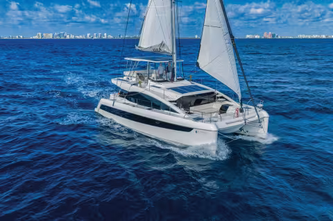 L’Aquila 50 Sail est le premier modèle de la gamme voile ;  il sera épaulé très bientôt  par un 45 et un 65.