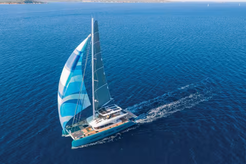 Sous voile, on peut compter sur une vitesse moyenne de 10 nœuds.