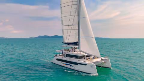 Avec 177 m2 de voile au près, le 525e ne peine pas à emmener ses 16,5 tonnes, il profite en sus d’un foc autovireur.