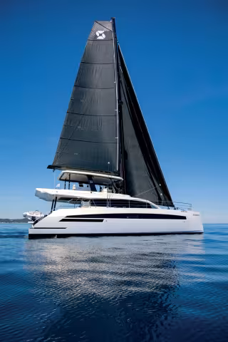 Cette coque #1 est une Legend, la version la plus équipée du Simbad 55 : gréement carbone, voiles Carbon Technora, 2 × 150 ch, 3,15 kWc de solaire  et une impressionnante panoplie d’équipements destinés à faciliter  aussi bien la navigation que l
