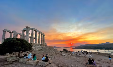 Dominant la mer Egée à près de 60 mètres d’altitude, le temple de Poséidon du cap Sounion fut érigé au Ve siècle av. J.-C. Notre powercat est à l’ancre juste au pied du monument…