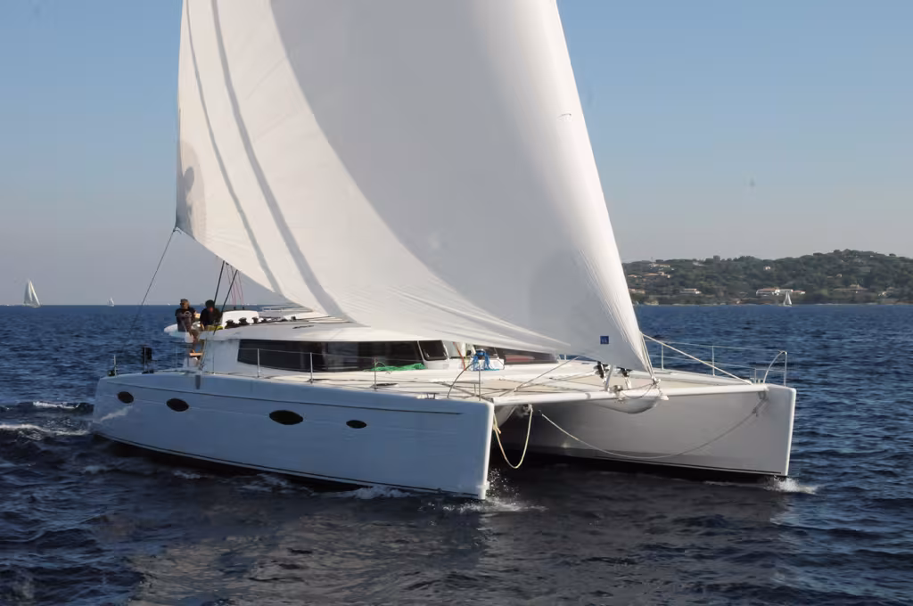 Le navire amiral de la flotte Fountaine-Pajot ne peut pas renier ses origines : on reconnaît bien une production du chantier rochelais.