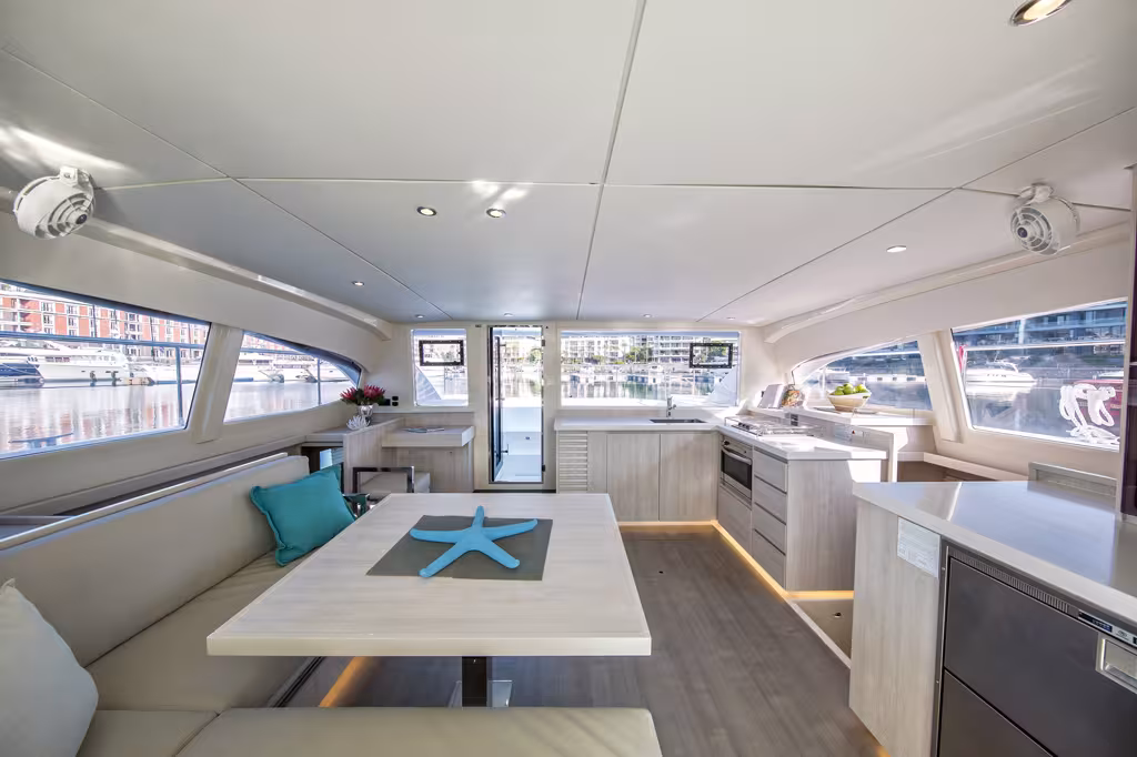 Quel volume ! Le secret de la convivialité du L43' réside dans la modularité et la complémentarité des différents espaces qui permettent à un équipage nombreux de profiter pleinement du bateau
