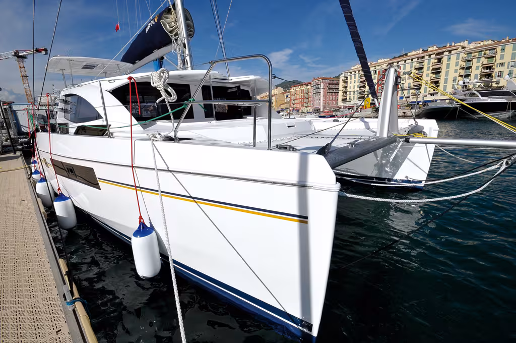 Dans le port de Nice, notre 48 attend sagement avant d'appareiller pour l'essai dynamique.