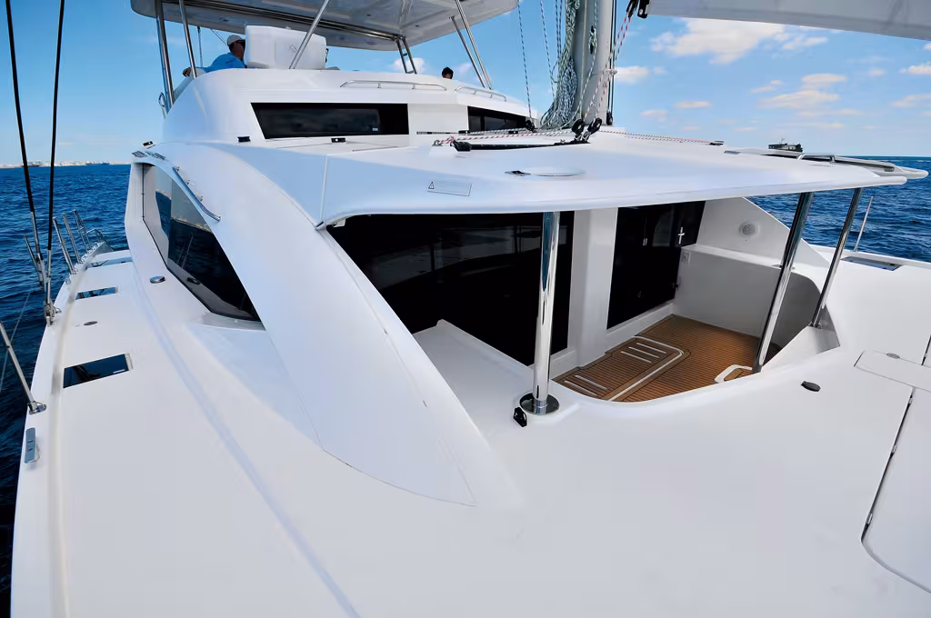 Atout maître du 58', le cockpit avant ouvre la perspective du bateau.