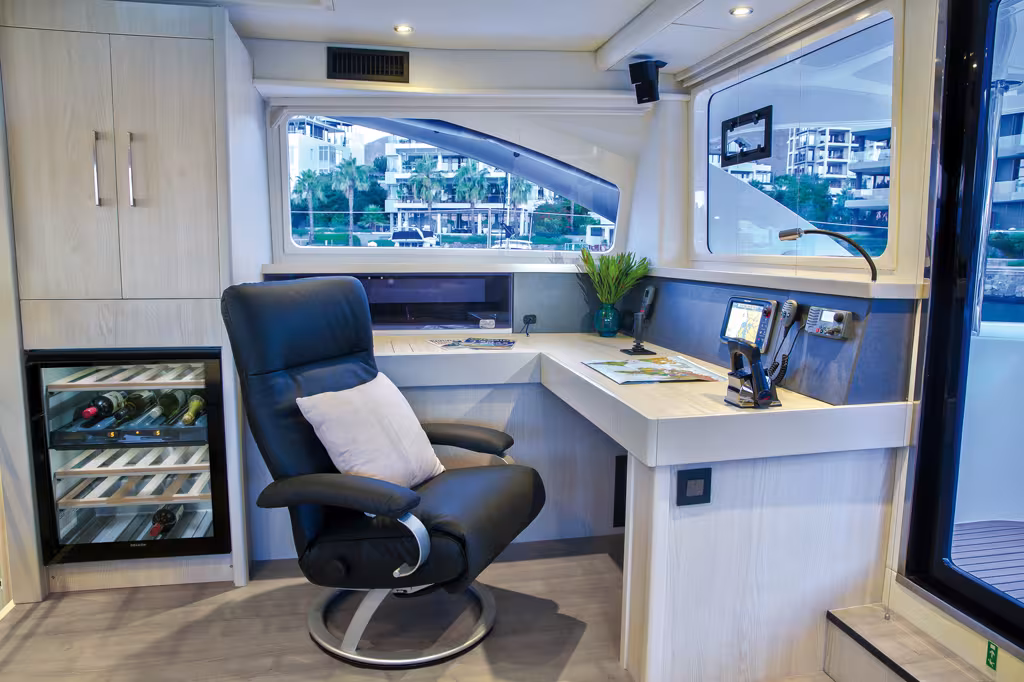 Un bureau de navigation fait face au salon dans cette version, bravo pour le choix des confortables fauteuil club.