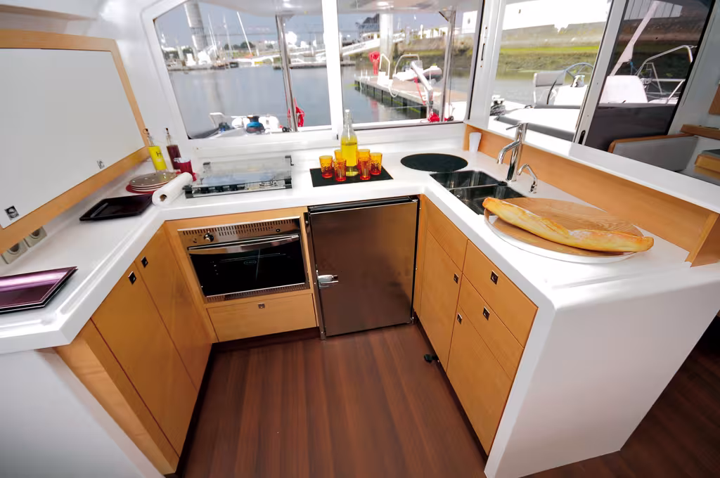 Cuisine et carré, de beaux espaces confortables adaptés à  l'utilisation en mer.