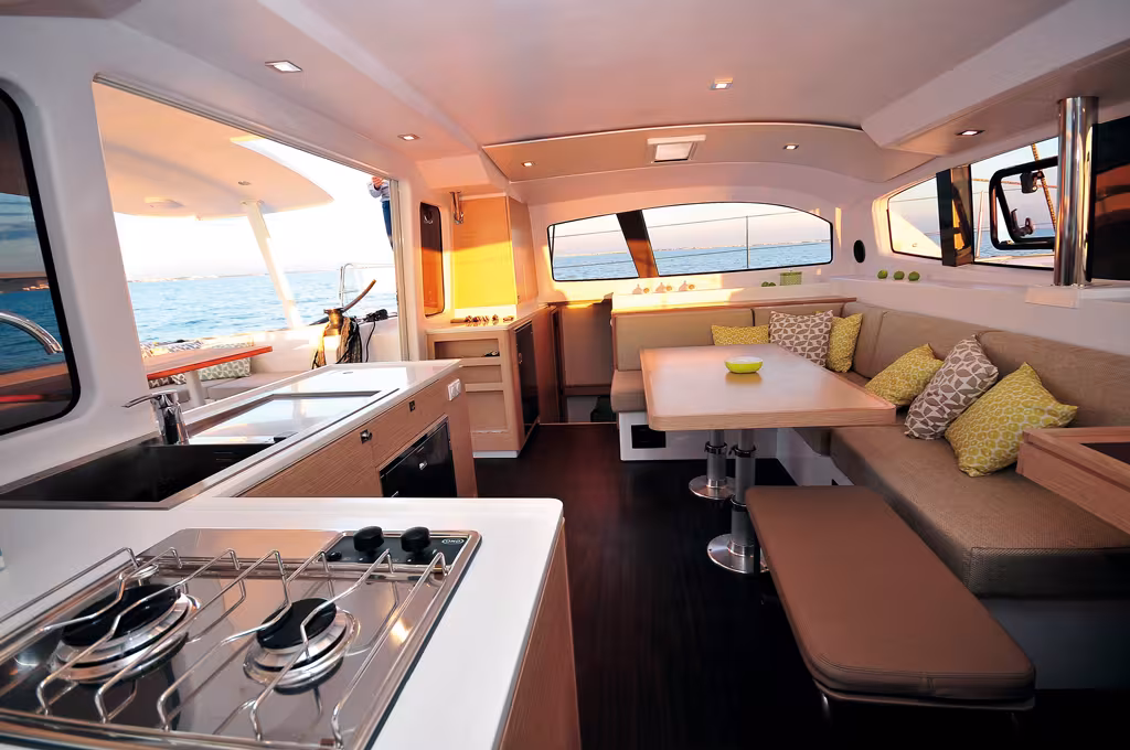 La pleine ouverture de la baie coulissante améliore l'interface du cockpit avec la cuisine.