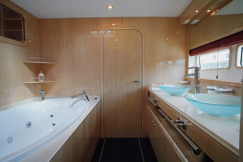 Cette salle de bain est équipée du baignoire avec bains à remous !