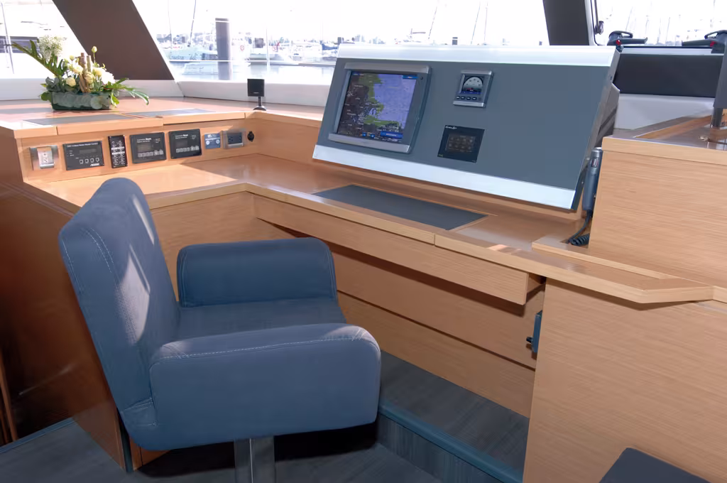 La table à cartes face à la mer est dotée d'un vrai siège relax
