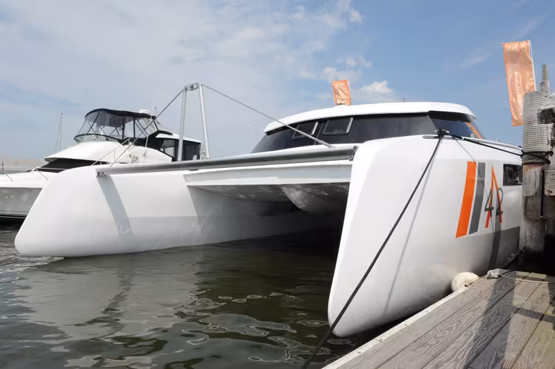 Mise à l'eau du catamaran Alpha 42
