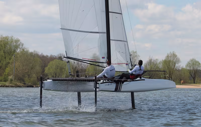 A fond en catamaran de sport