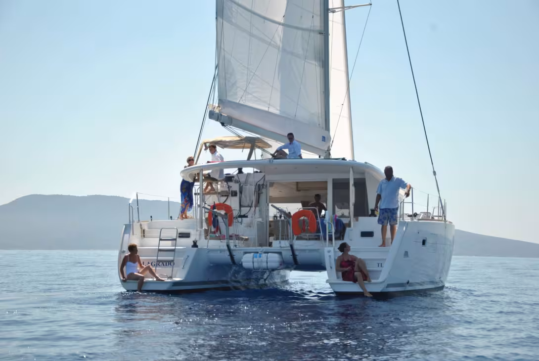 Voici le Lagoon 400 que le loueur Kiriacoulis va amener et beacher sur la plage de La Grande Motte. Un bateau en fin de gestion qu'il sera vraiment intéressant de visiter !