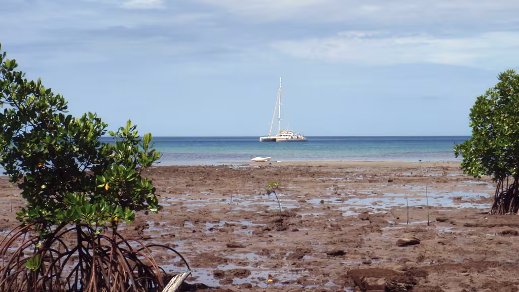 Jangada au mouillage de l’île Pana Wina, dans le grand lagon de Tagula, aux Louisiades