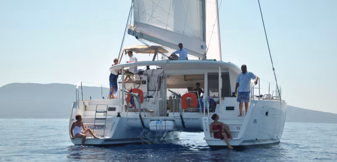 Lagrado, un catamaran de 40', une taille parfaite pour la mise en gestion-location, la convivialité et la navigation personnelle.