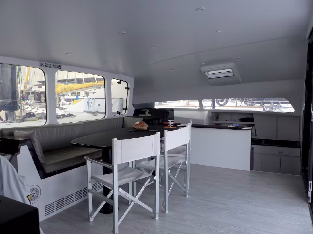 Pour laisser un maximum d’espace libre en navigation, des chaises pliantes sont utilisé à la demande. L’ouverture au-dessus des coques agrandit la perspective. 