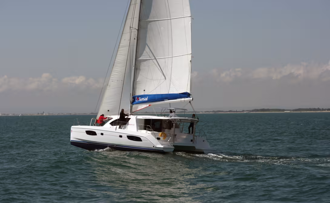 Grâce à ses doubles redans, le Leopard 44 parvient à conserver des coques assez fines à la flottaison…