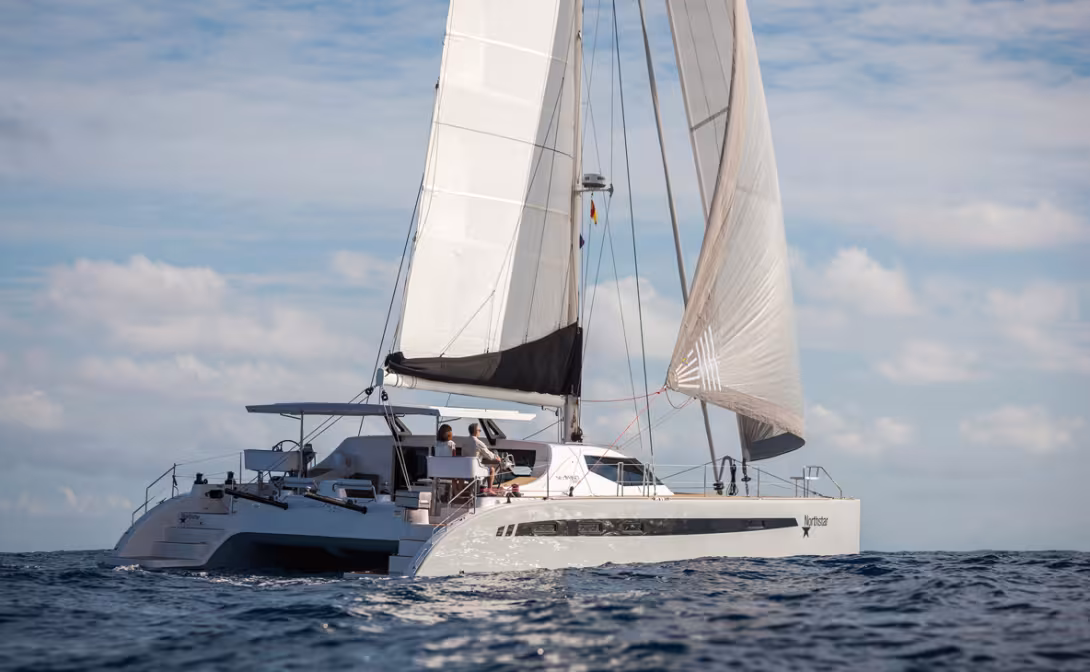 Une ligne classique et indémodable pour ce grand catamaran de voyage.