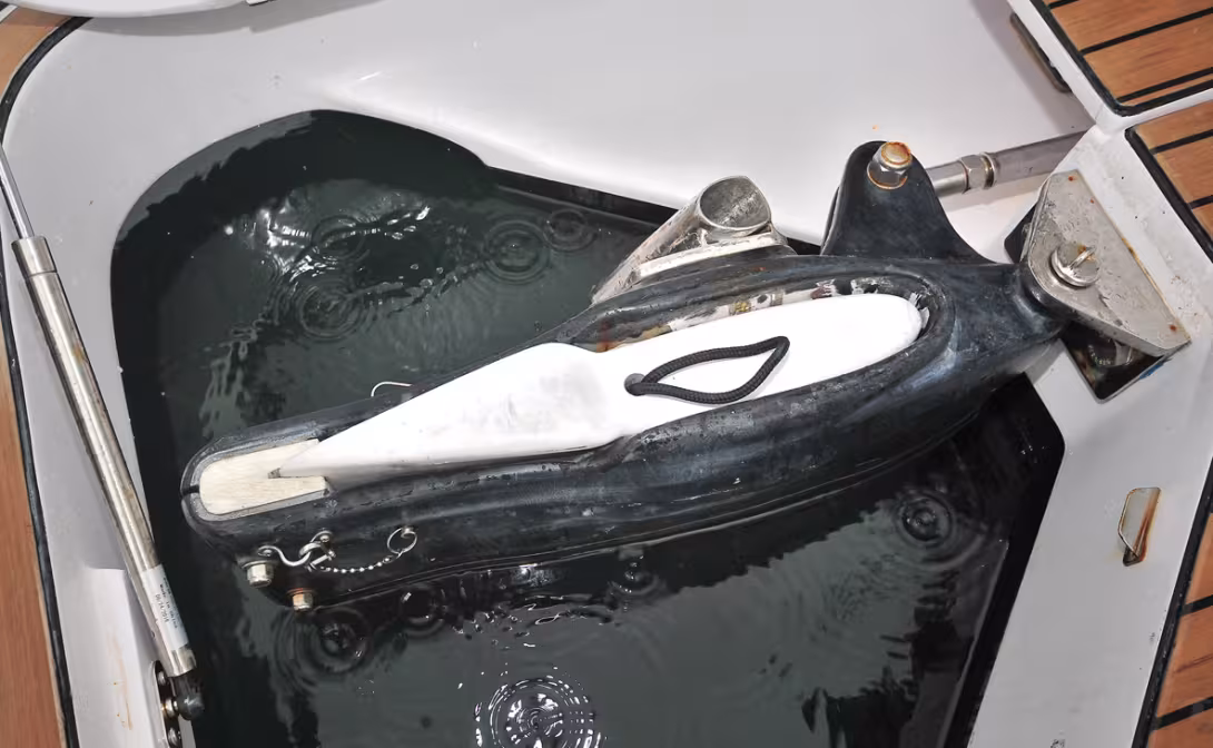 Une installation de safrans peu habituelle (hélas !) en catamaran habitable : l'appendice coulisse dans un fourreau carbone relié à un système de transmission de barre par biellettes rigides. Le relevage du safran s'effectue à l'aide de la poignée t
