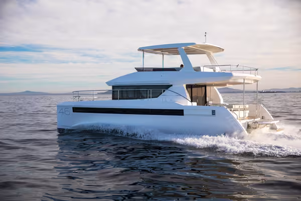 Le Leopard 46 PC affiche un design résolument moderne, et finalement assez proche de l’univers des motoryachts à une seule coque.