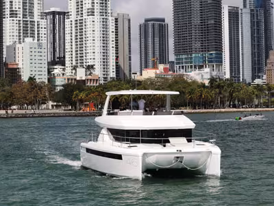 La largeur des coques, associée à une nacelle épaisse et des superstructures généreuses, se traduit par une habilité exceptionnelle pour un powercat de 46 pieds.
