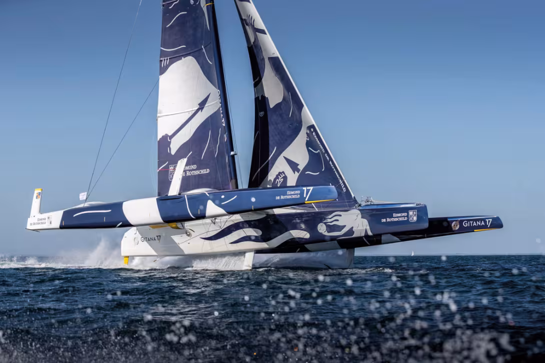 Gitana 17 Maxi Edmond de Rothschild a navigué à la vitesse moyenne  de 21,6 nœuds sur la route directe,  mais 26,9 nœuds sur le fond… ©Gitana/Eloi Stichelbaut