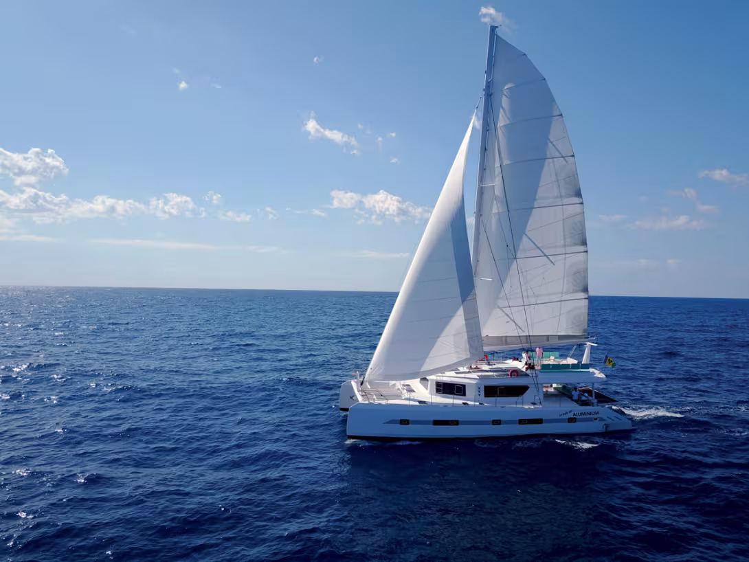 Le CK70 est un imposant catamaran de grand voyage construit en aluminium.