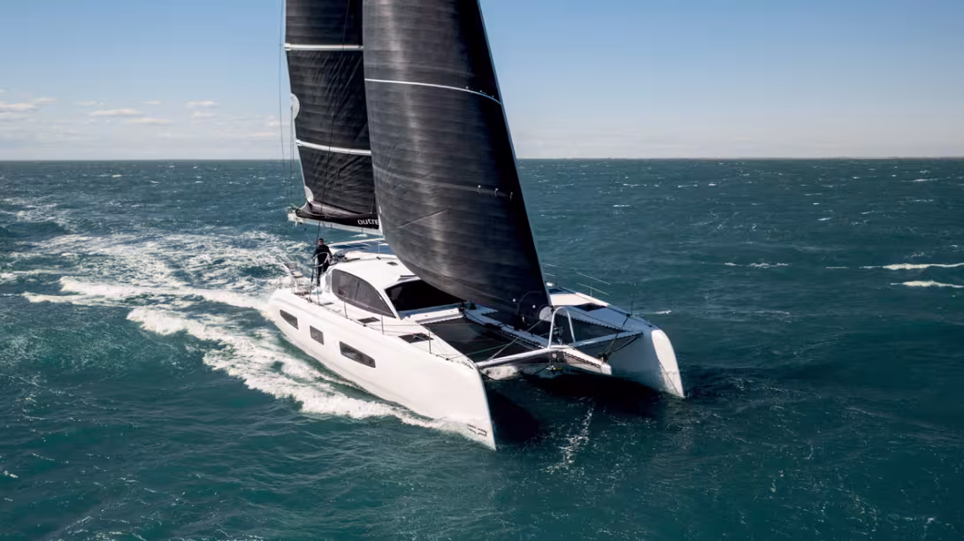 Les étraves perce-vagues, les redans au-dessus de la flottaison, les dérives et le généreux jeu de voiles : autant d’ingrédients réunis pour passer de très bons moments sur l’eau.