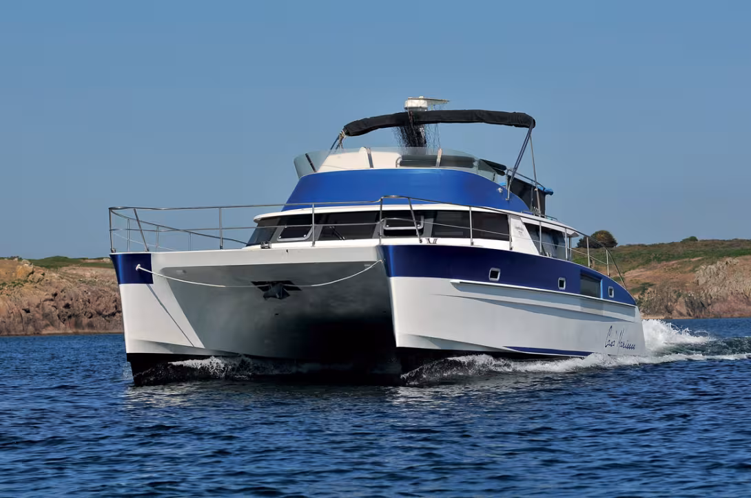 Nacelle haute au-dessus de l’eau, finesse des étraves, dynamisme, dès le premier coup d’œil, le Cumberland révèle  son caractère marin.