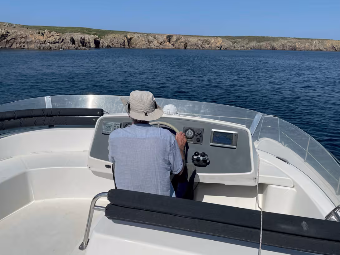 La vue à 360 degrés depuis le flybridge est un vrai must, tant pour le pilotage que pour le plaisir des yeux.