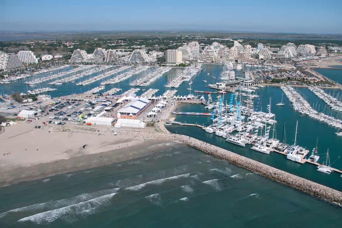 L’International Multihull Show ouvrira ses portes à l’ouest du port de La Grande-Motte – entre plage et infrastructures techniques – du 3 au 7 avril.