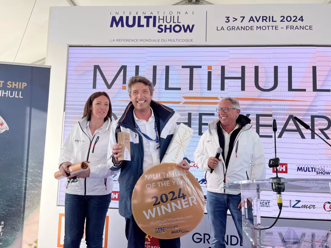 Boris Compagnon, directeur commercial du Groupe Catana, reçoit le prix de la catégorie Capt’n Boat, qui récompense l’emblématique Catana 471.