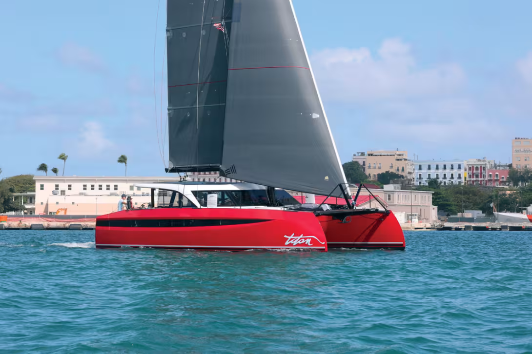 Sous voile, avec ses étraves inversées et ses poupes taillées à la serpe, le HH44 marie modernité, élégance et sportivité.