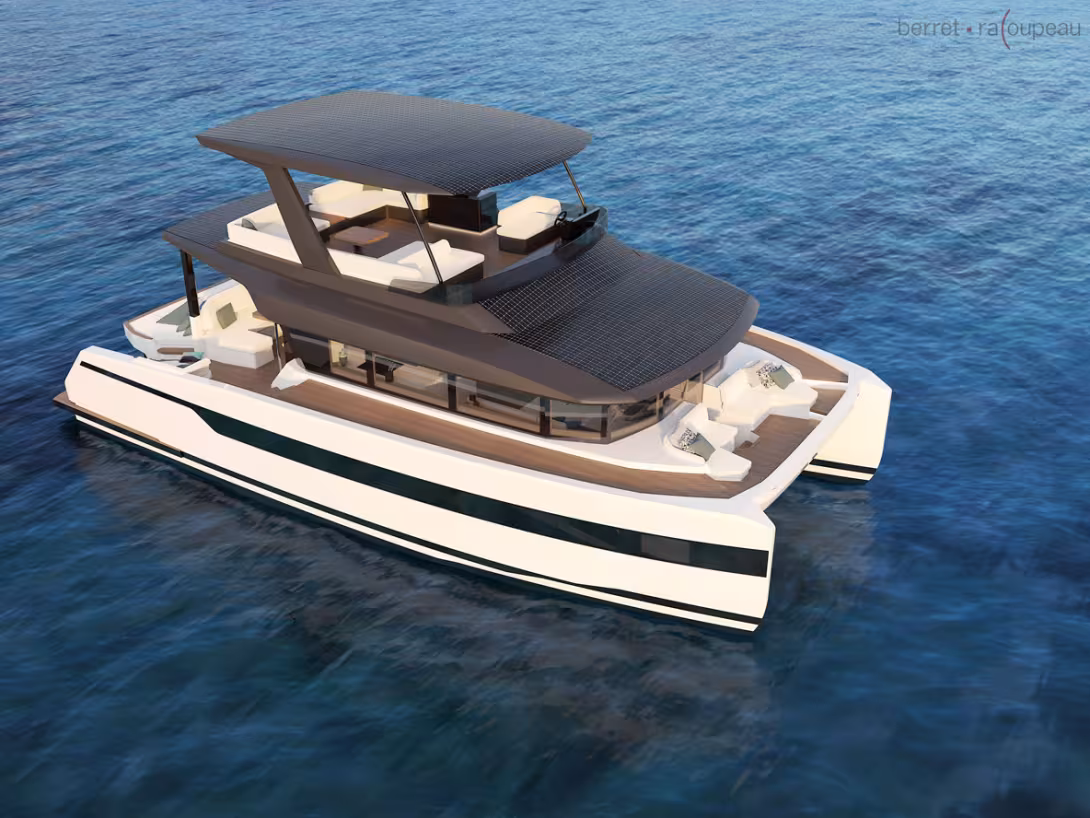 Les powercats électriques, comme ici le Whisper 50 qui sera présenté à Cannes, ont besoin de beaucoup de panneaux photovoltaïques pour disposer d’une autonomie suffisante. Le générateur, toujours nécessaire, classe en réalité ces unités comme