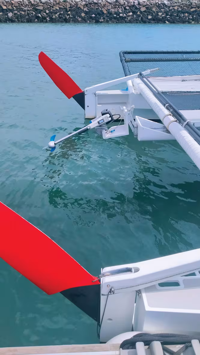 Les safrans repliables réduisent le tirant d’eau au minimum. Les manœuvres de port sont assurées par un petit moteur hors-bord électrique qui devra être troqué contre un modèle plus puissant.