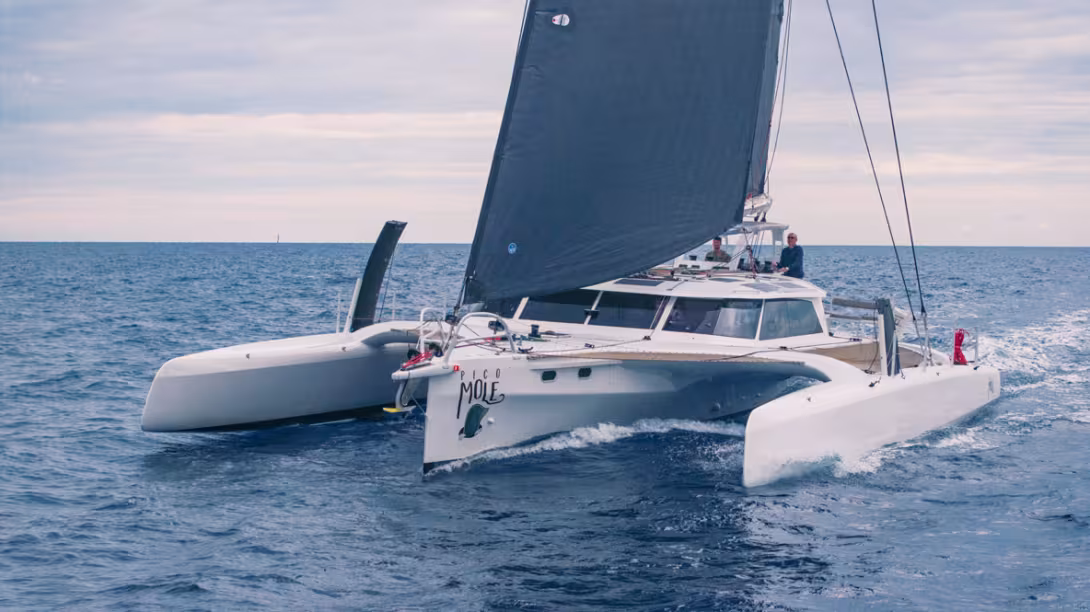 Surface mouillée et poids réduits, mais une grande largeur au pont qui intègre une cellule de vie spacieuse : le Rapido 53XS représente  incontestablement une approche inédite dans l’univers de la grande croisière en multicoque.