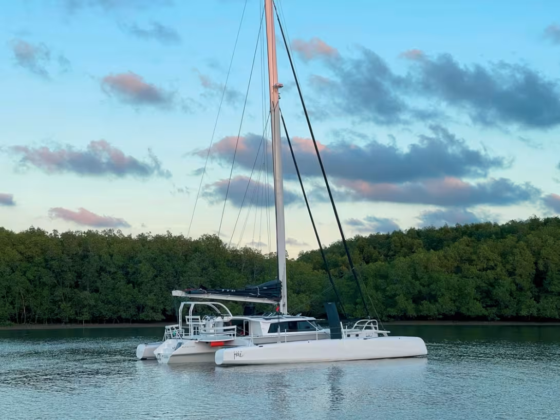 Vue de l’extérieur, la cellule de vie reste discrète. Le mât aile rotatif, de fabrication maison, participe grandement aux performances remarquables de ce trimaran hors normes.
