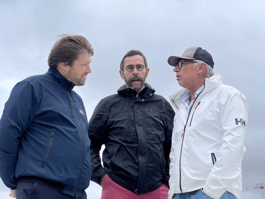 Emeric Leveau-Vallier, CEO de Capt’n Boat (à gauche) en grande discussion avec Emmanuel van Deth,  rédacteur en chef de Multicoques Mag (à droite).