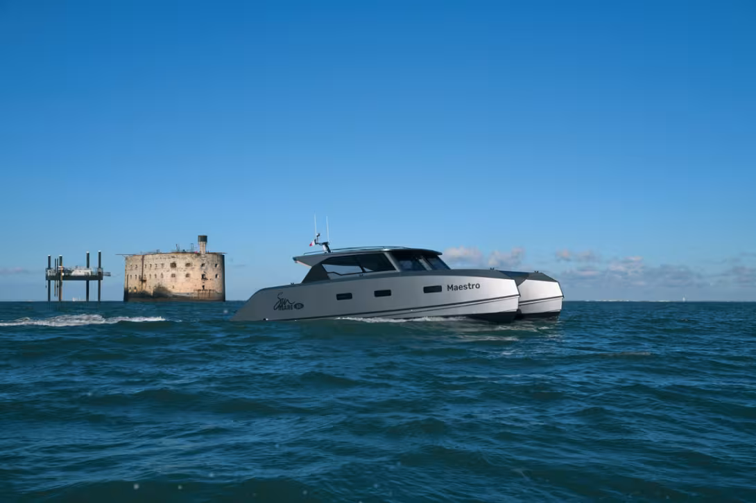 Le Sunmare 50, à quelques encâblures de Fort-Boyard, profite de l’incomparable lumière d’hiver.