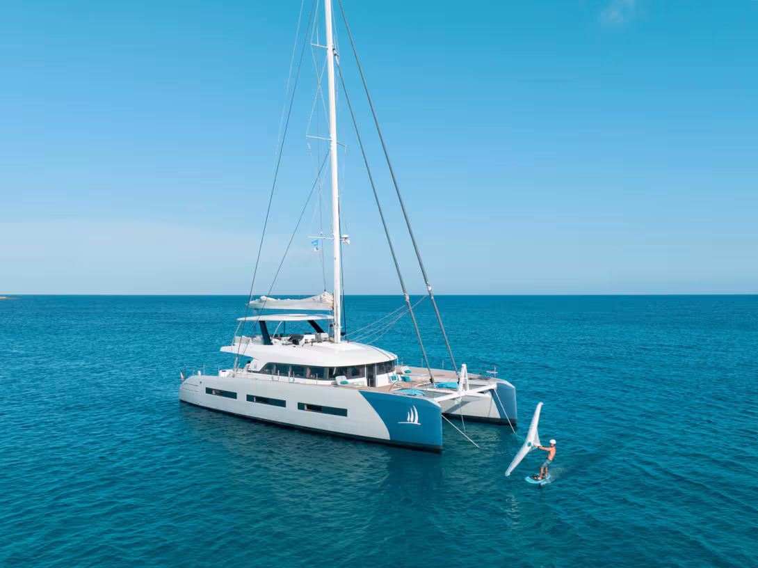 Le Lagoon Seventy 7 aux couleurs de Ponant. Ce yacht propose de luxueuses semaines de charter à la cabine au départ de Mahé, aux Seychelles.