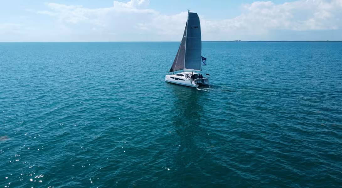 Sous voile, le C-Cat 38 est un catamaran élégant et moderne qui sait aussi être performant dans toutes les conditions de vent.