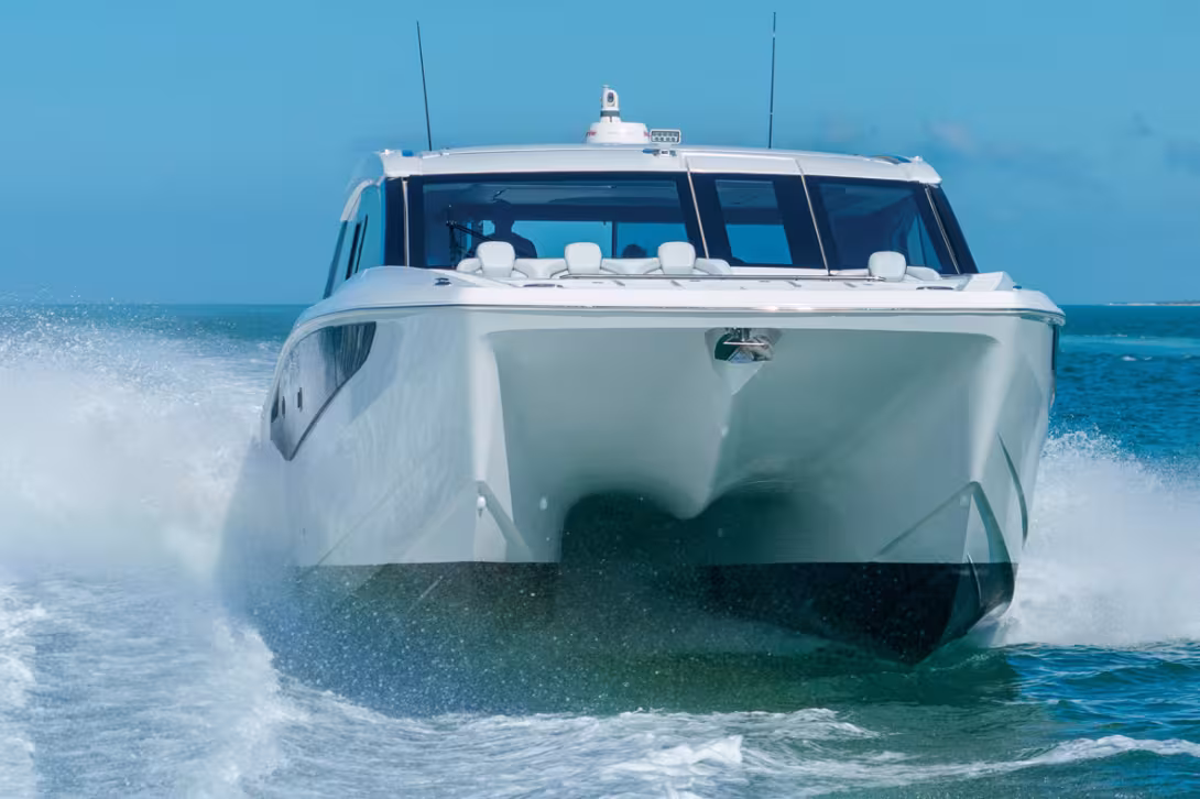 La nacelle est assez volumineuse pour offrir une bonne habitabilité intérieure, mais le tunnel reste  de bonnes dimensions. Notez le fond de la nacelle en aile de mouette qui rigidifie la structure  et amortit les chocs dans la mer.