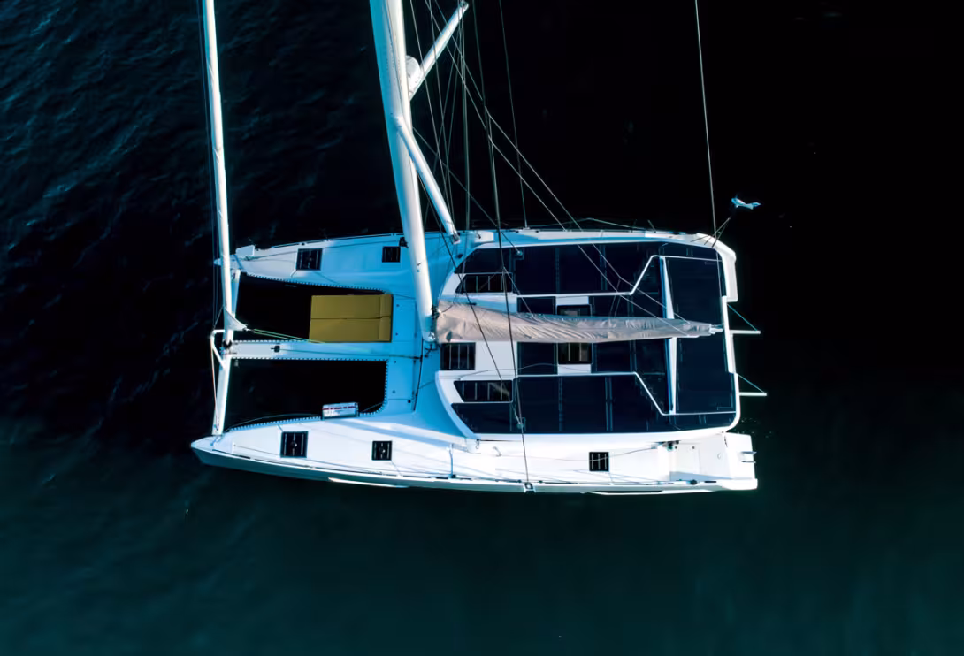 Le plan de pont du New Windelo 54  profite de son rouf rallongé pour disposer d’une plus grande surface de panneaux solaires.