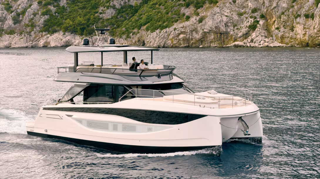 Le Prestige M7 défile à vitesse d’un trawler dans  la baie de Trieste. Sa ligne élégante s’intègre  parfaitement à la gamme M-Line.
