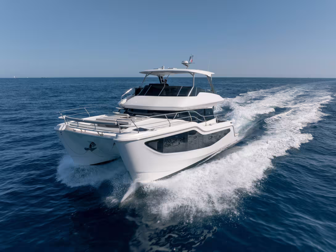 L’Aquila 46 Yacht dévoile un design  de baroudeur plus agressif que son  prédécesseur, le 44. Les bulbes perce-vagues rapportés en bas des étraves assurent un remarquable passage dans la mer.