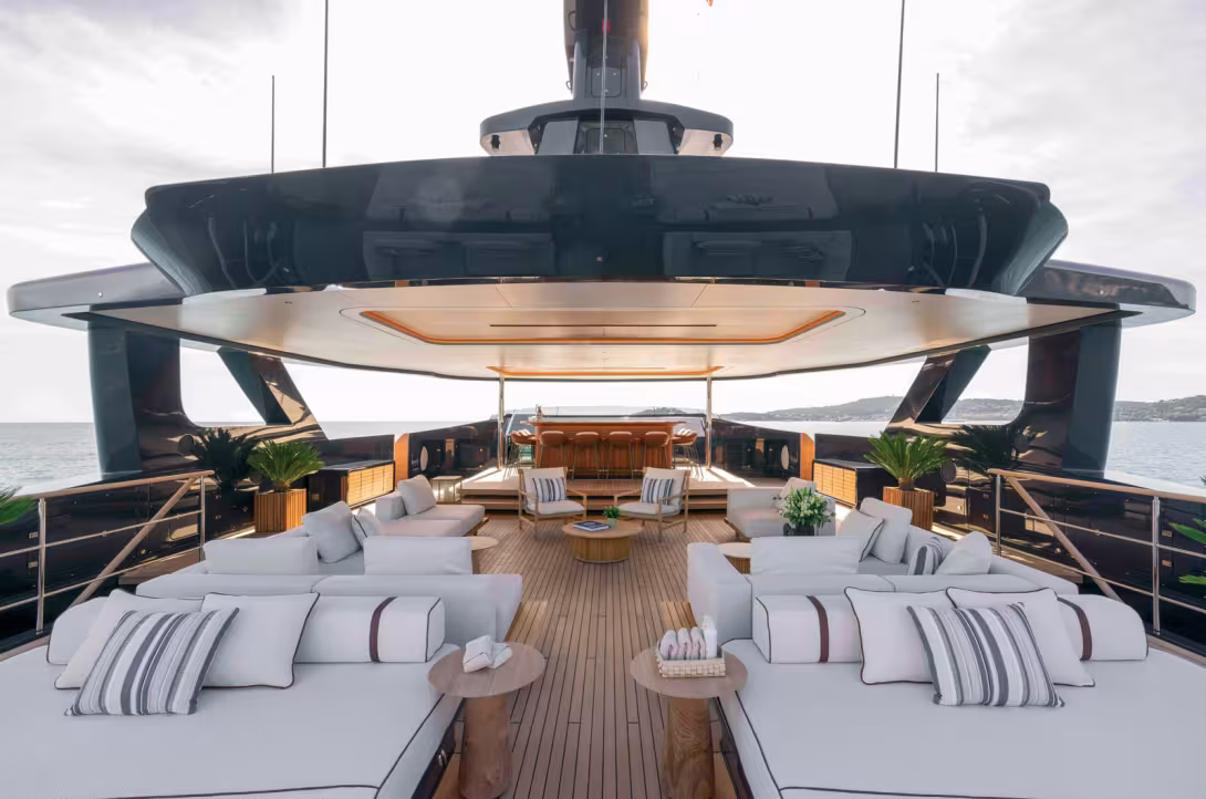 Le flybridge est l’endroit idéal pour se relaxer, que ce soit autour du bar, dans le salon avec une vue imprenable ou encore sur les grands solariums.