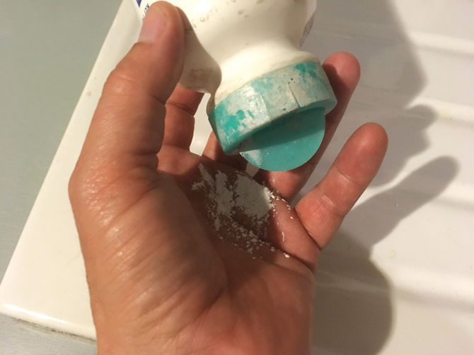 Le bon truc ? Mettez-vous du talc sur les mains avant d’enfiler vos gants ; ce sera plus facile, vous transpirerez moins et vous les enlèverez sans difficultés.