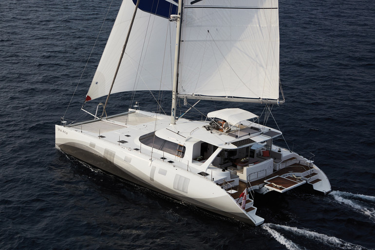 La version Breeze 2016 intègre un semi-flybridge ; le plan de pont est perfectible