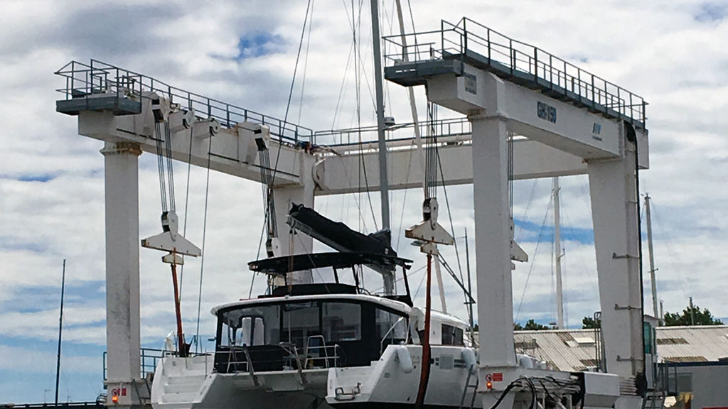 Voir son bateau qui va aussi devenir sa maison au bout de sangles est toujours un moment émouvant…