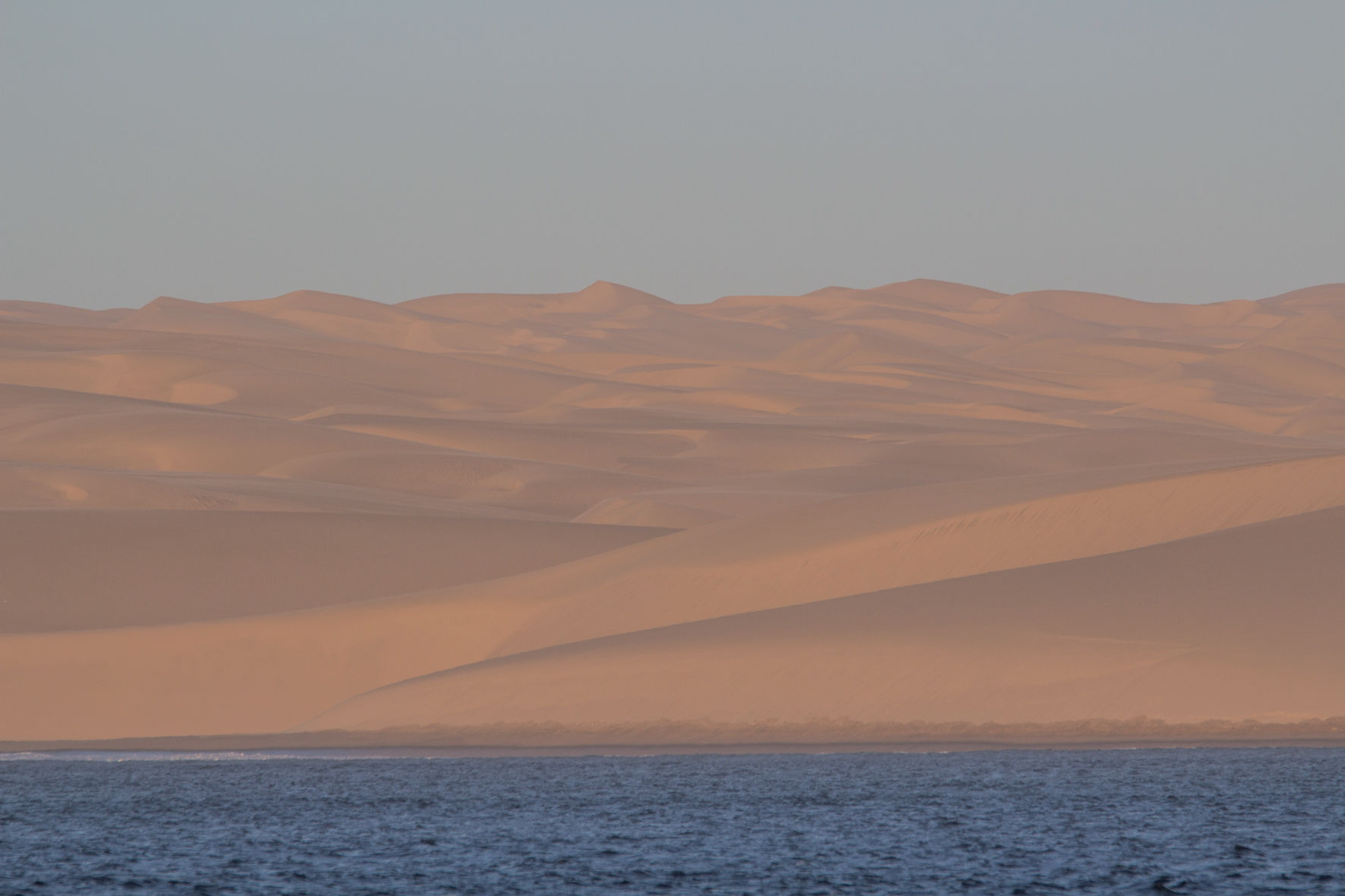 Au mouillage de Hottentot Bay en Namibie, avec les incroyables dunes de sable en décor. Vertigineux !